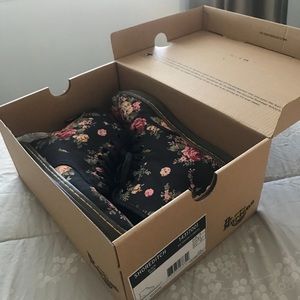 NEW Dr. Martens Victorian Rose Canvas Boot